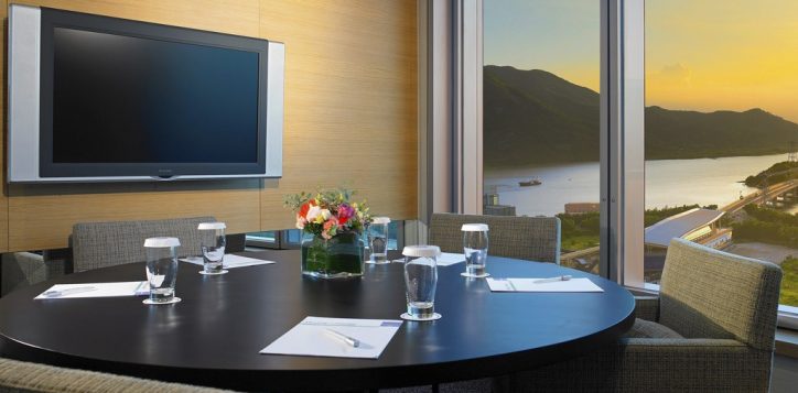 meeting-room-in-premier-lounge-on-l21-2
